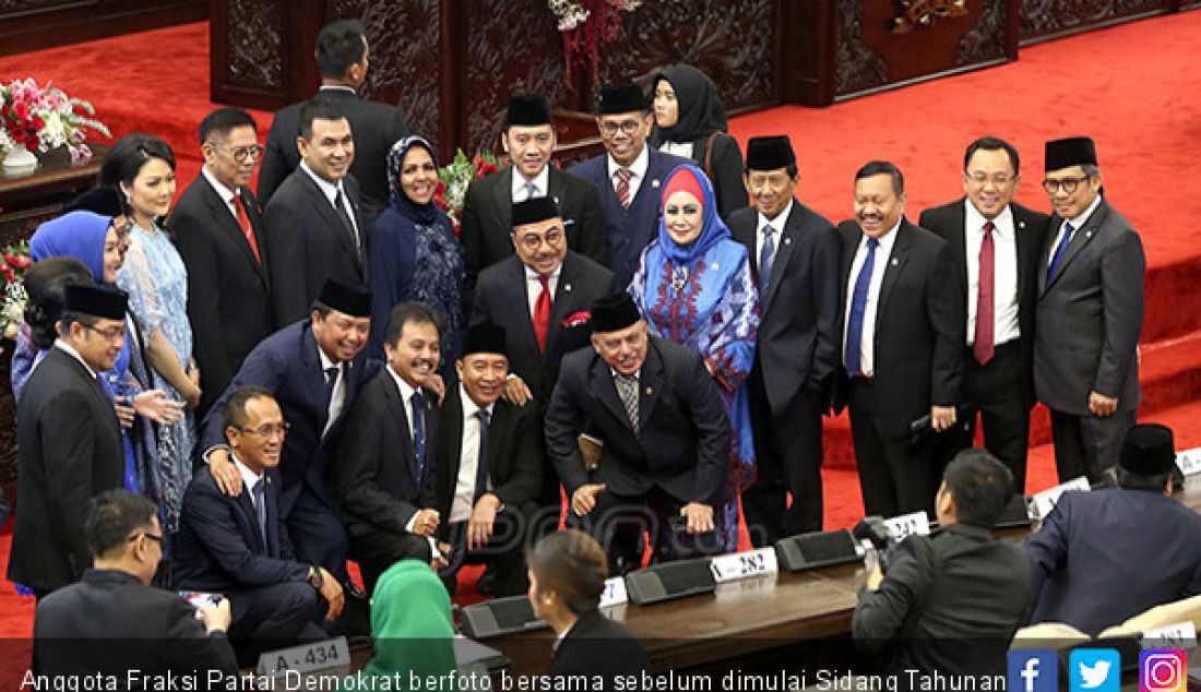 Anggota Fraksi Partai Demokrat berfoto bersama sebelum dimulai Sidang Tahunan MPR 2019, Jakarta, Jumat (16/8). - JPNN.com