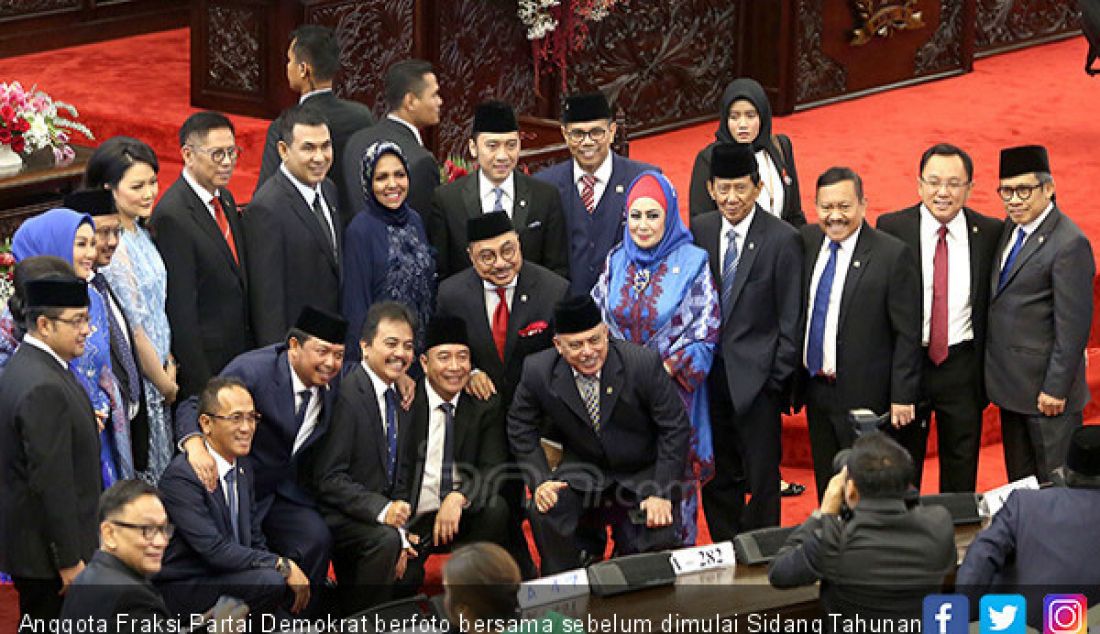 Anggota Fraksi Partai Demokrat berfoto bersama sebelum dimulai Sidang Tahunan MPR 2019, Jakarta, Jumat (16/8). - JPNN.com