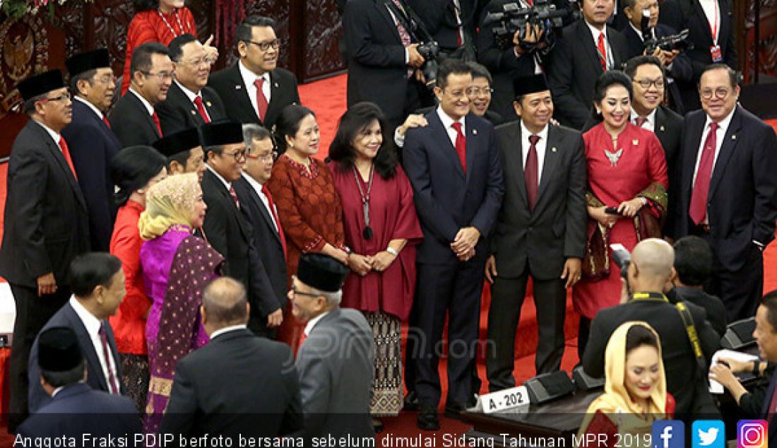 Anggota Fraksi PDIP berfoto bersama sebelum dimulai Sidang Tahunan MPR 2019, Jakarta, Jumat (16/8). - JPNN.com