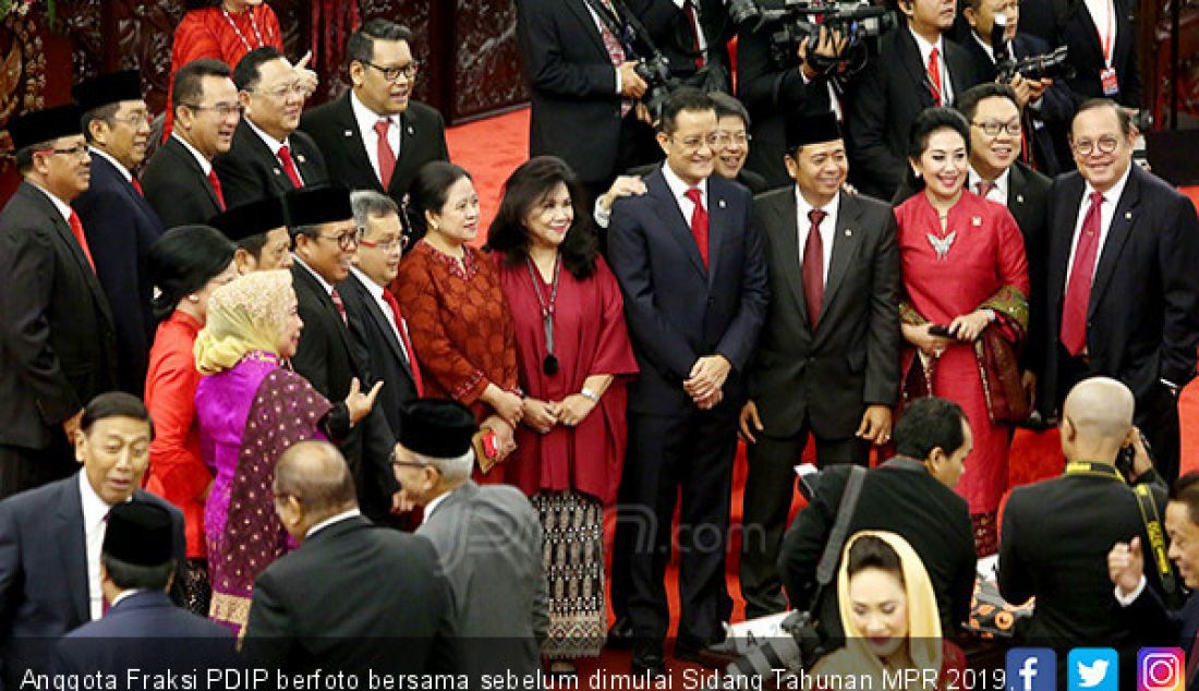 Anggota Fraksi PDIP berfoto bersama sebelum dimulai Sidang Tahunan MPR 2019, Jakarta, Jumat (16/8). - JPNN.com