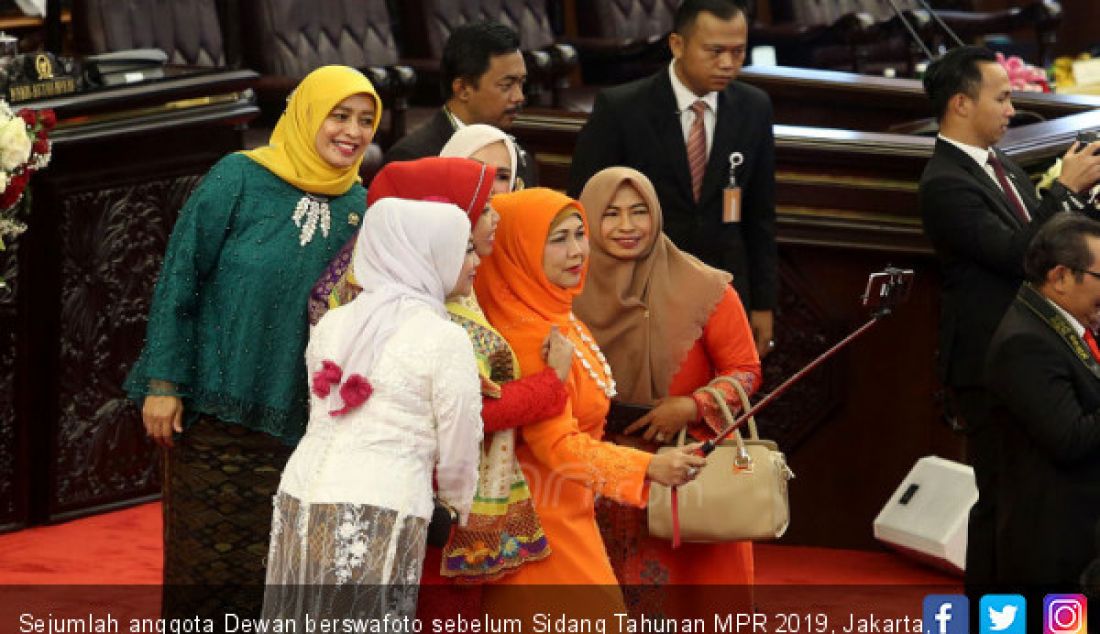 Sejumlah anggota Dewan berswafoto sebelum Sidang Tahunan MPR 2019, Jakarta, Jumat (16/8). - JPNN.com