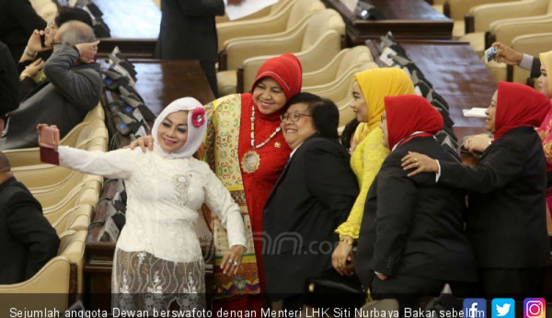 Sejumlah anggota Dewan berswafoto dengan Menteri LHK Siti Nurbaya Bakar sebelum Sidang Tahunan MPR 2019, Jakarta, Jumat (16/8). - JPNN.com