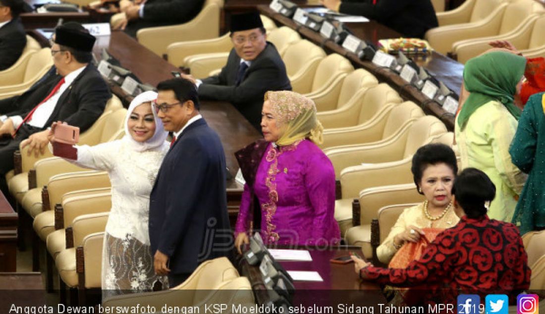 Anggota Dewan berswafoto dengan KSP Moeldoko sebelum Sidang Tahunan MPR 2019, Jakarta, Jumat (16/8). - JPNN.com