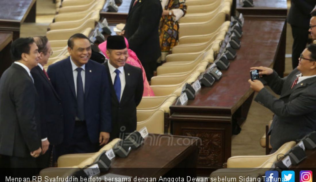 Menpan RB Syafruddin berfoto bersama dengan Anggota Dewan sebelum Sidang Tahunan MPR 2019, Jakarta, Jumat (16/8). - JPNN.com