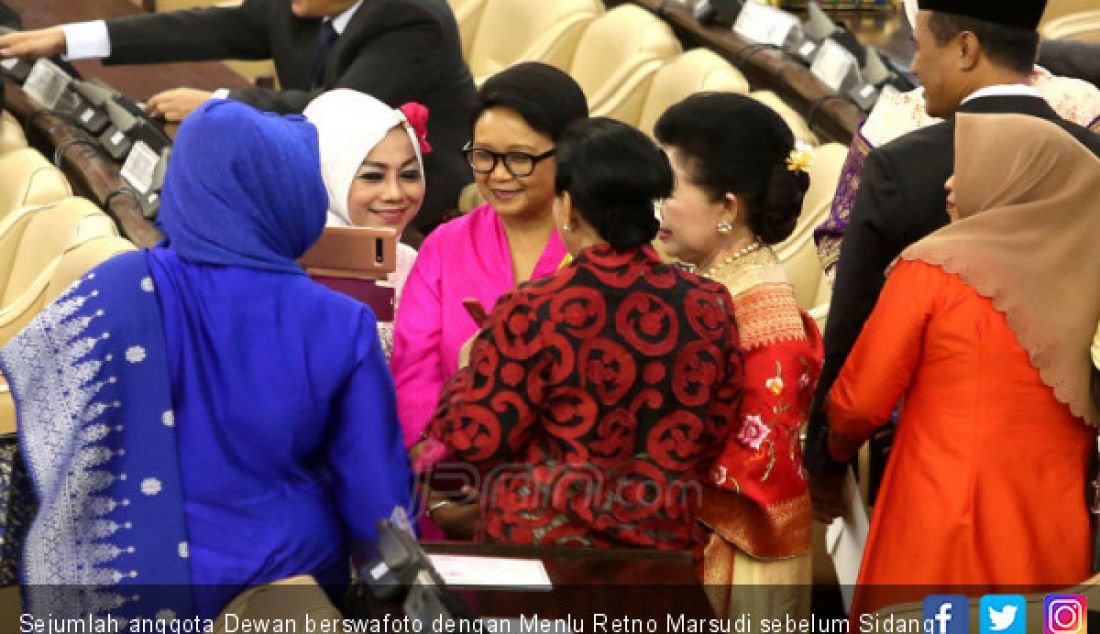 Sejumlah anggota Dewan berswafoto dengan Menlu Retno Marsudi sebelum Sidang Tahunan MPR 2019, Jakarta, Jumat (16/8). - JPNN.com