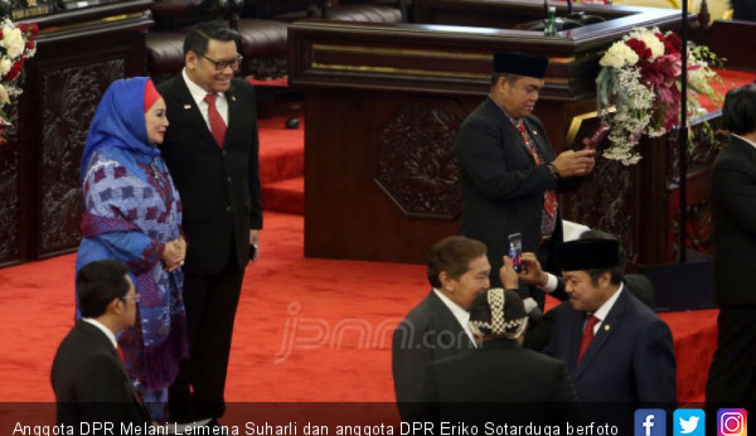 Anggota DPR Melani Leimena Suharli dan anggota DPR Eriko Sotarduga berfoto bersama sebelum Sidang Tahunan MPR 2019, Jakarta, Jumat (16/8). - JPNN.com