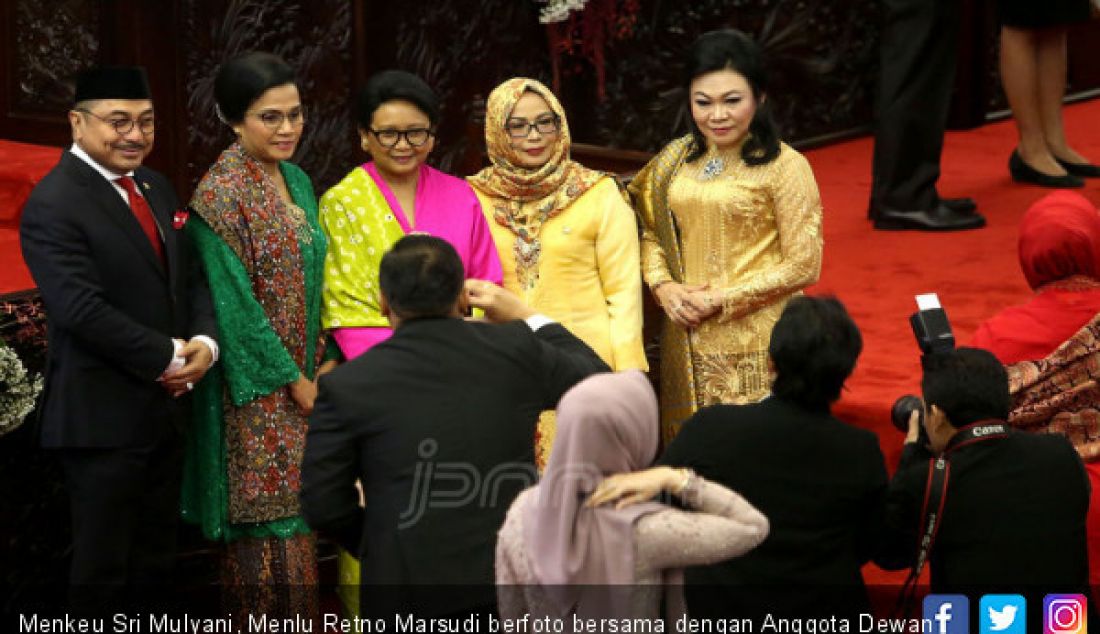 Menkeu Sri Mulyani, Menlu Retno Marsudi berfoto bersama dengan Anggota Dewan sebelum Sidang Tahunan MPR 2019, Jakarta, Jumat (16/8). - JPNN.com