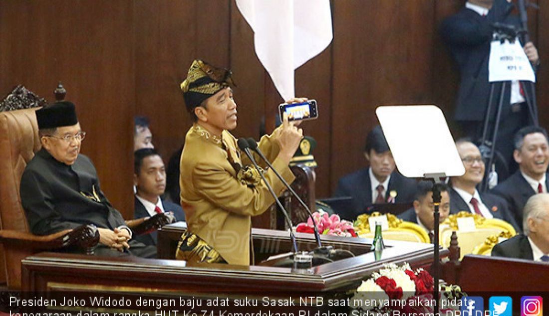 Presiden Joko Widodo dengan baju adat suku Sasak NTB saat menyampaikan pidato kenegaraan dalam rangka HUT Ke-74 Kemerdekaan RI dalam Sidang Bersama DPD-DPR, Jakarta, Jumat (16/8). Foto : Ricardo/JPNN.com - JPNN.com