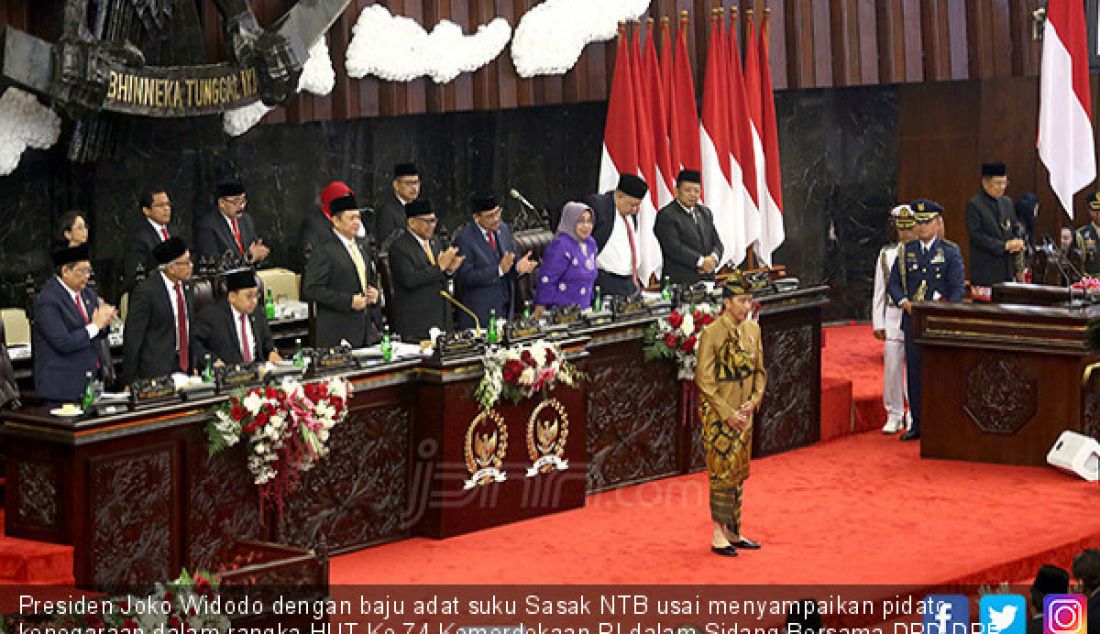 Presiden Joko Widodo dengan baju adat suku Sasak NTB usai menyampaikan pidato kenegaraan dalam rangka HUT Ke-74 Kemerdekaan RI dalam Sidang Bersama DPD-DPR, Jakarta, Jumat (16/8). Foto : Ricardo/JPNN.com - JPNN.com