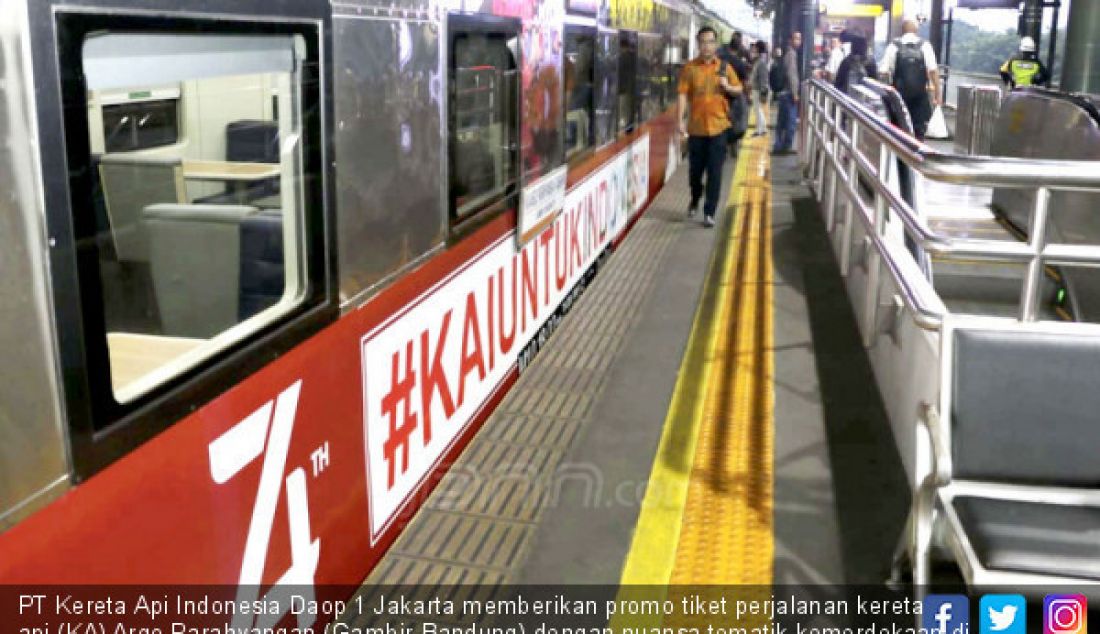 PT Kereta Api Indonesia Daop 1 Jakarta memberikan promo tiket perjalanan kereta api (KA) Argo Parahyangan (Gambir-Bandung) dengan nuansa tematik kemerdekaan di Stasiun Gambir, Jumat (16/8). Dalam HUT RI ke-74 juga diisi tarif gratis untuk 5 (lima) KA Lokal untuk perjalanan pada Sabtu, 17 Agustus 2019. - JPNN.com