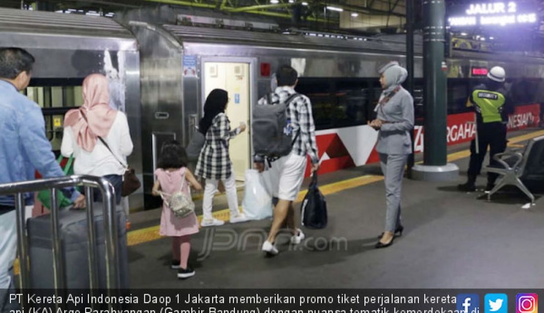 PT Kereta Api Indonesia Daop 1 Jakarta memberikan promo tiket perjalanan kereta api (KA) Argo Parahyangan (Gambir-Bandung) dengan nuansa tematik kemerdekaan di Stasiun Gambir, Jumat (16/8). Dalam HUT RI ke-74 juga diisi tarif gratis untuk 5 (lima) KA Lokal untuk perjalanan pada Sabtu, 17 Agustus 2019. - JPNN.com