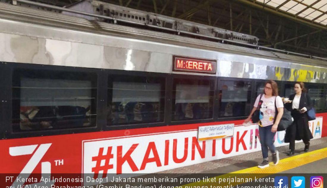 PT Kereta Api Indonesia Daop 1 Jakarta memberikan promo tiket perjalanan kereta api (KA) Argo Parahyangan (Gambir-Bandung) dengan nuansa tematik kemerdekaan di Stasiun Gambir, Jumat (16/8). - JPNN.com