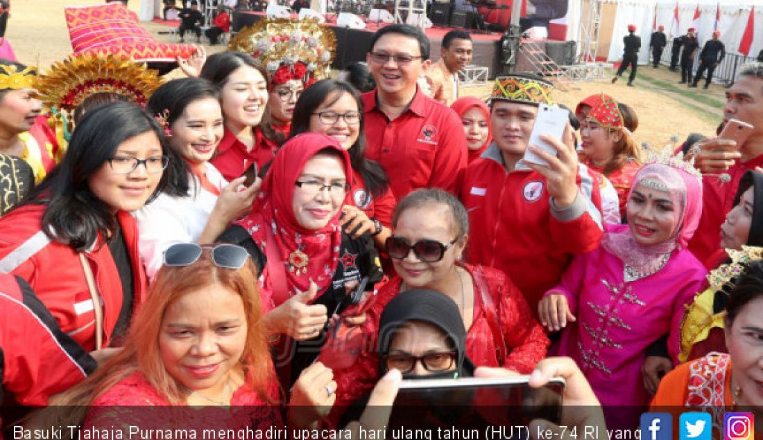 Basuki Tjahaja Purnama menghadiri upacara hari ulang tahun (HUT) ke-74 RI yang digelar PDIP di Lapangan Blok S, Jakarta, Sabtu (17/8). - JPNN.com