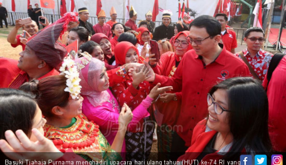 Basuki Tjahaja Purnama menghadiri upacara hari ulang tahun (HUT) ke-74 RI yang digelar PDIP di Lapangan Blok S, Jakarta, Sabtu (17/8). - JPNN.com