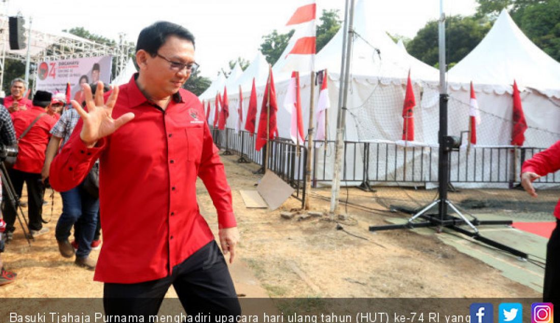 Basuki Tjahaja Purnama menghadiri upacara hari ulang tahun (HUT) ke-74 RI yang digelar PDIP di Lapangan Blok S, Jakarta, Sabtu (17/8). - JPNN.com