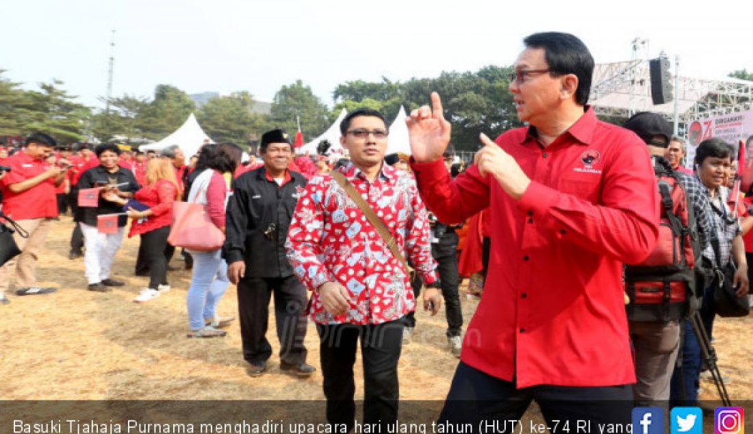 Basuki Tjahaja Purnama menghadiri upacara hari ulang tahun (HUT) ke-74 RI yang digelar PDIP di Lapangan Blok S, Jakarta, Sabtu (17/8). - JPNN.com