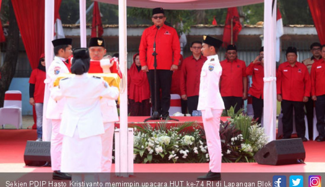 Sekjen PDIP Hasto Kristiyanto memimpin upacara HUT ke-74 RI di Lapangan Blok S, Jakarta, Sabtu (17/8). - JPNN.com