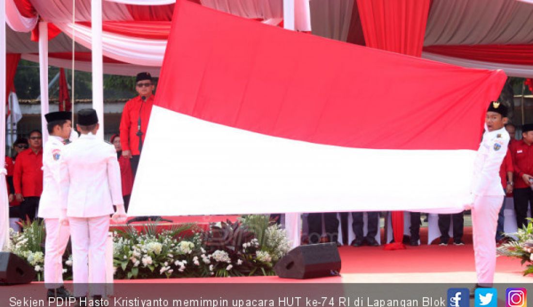 Sekjen PDIP Hasto Kristiyanto memimpin upacara HUT ke-74 RI di Lapangan Blok S, Jakarta, Sabtu (17/8). - JPNN.com