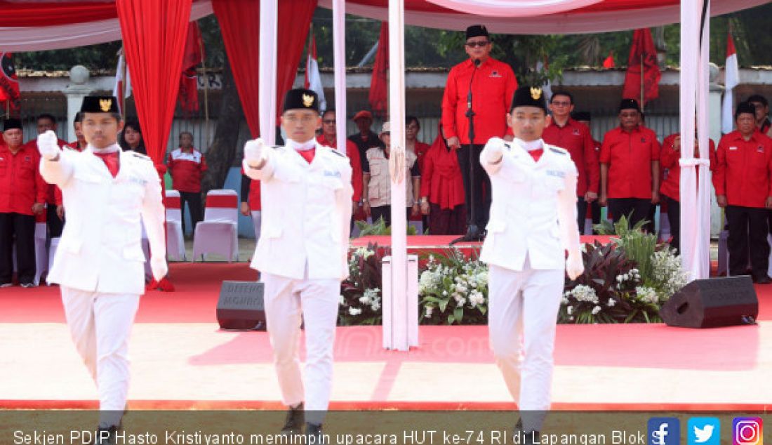 Sekjen PDIP Hasto Kristiyanto memimpin upacara HUT ke-74 RI di Lapangan Blok S, Jakarta, Sabtu (17/8). - JPNN.com