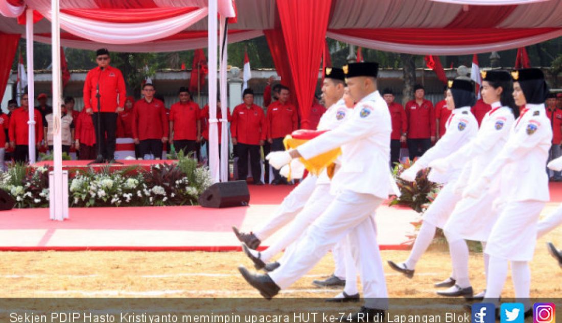 Sekjen PDIP Hasto Kristiyanto memimpin upacara HUT ke-74 RI di Lapangan Blok S, Jakarta, Sabtu (17/8). - JPNN.com