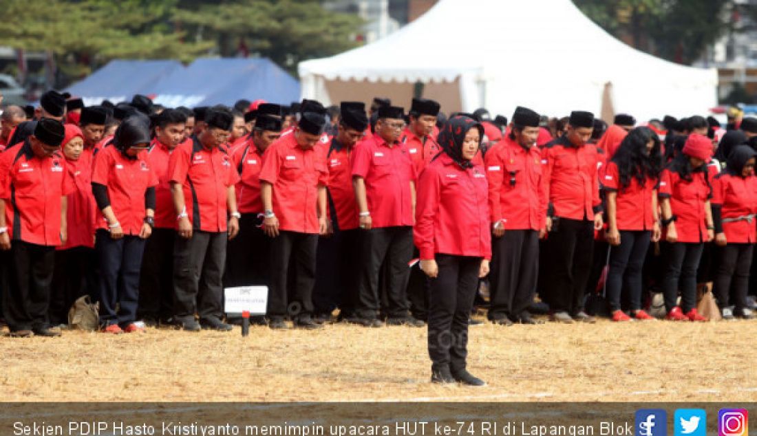 Sekjen PDIP Hasto Kristiyanto memimpin upacara HUT ke-74 RI di Lapangan Blok S, Jakarta, Sabtu (17/8). - JPNN.com