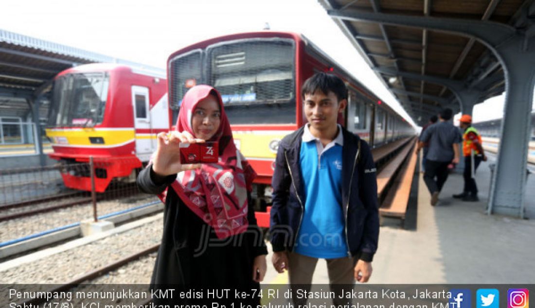 Penumpang menunjukkan KMT edisi HUT ke-74 RI di Stasiun Jakarta Kota, Jakarta, Sabtu (17/8). KCI memberikan promo Rp 1 ke seluruh relasi perjalanan dengan KMT dari pukul 08.00-17.00 pada HUT RI. - JPNN.com