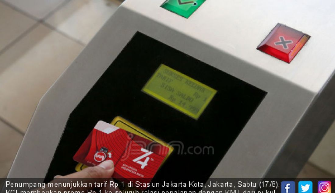 Penumpang menunjukkan tarif Rp 1 di Stasiun Jakarta Kota, Jakarta, Sabtu (17/8). KCI memberikan promo Rp 1 ke seluruh relasi perjalanan dengan KMT dari pukul 08.00-17.00 pada HUT RI. - JPNN.com