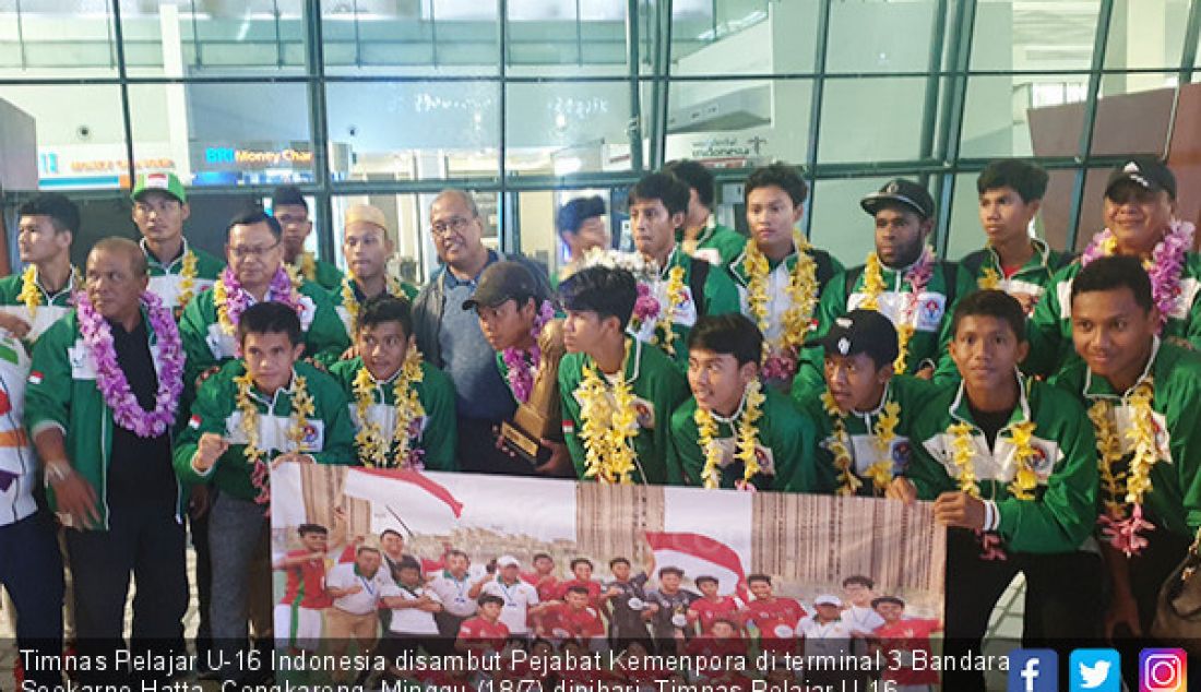 Timnas Pelajar U-16 Indonesia disambut Pejabat Kemenpora di terminal 3 Bandara Soekarno Hatta, Cengkareng, Minggu (18/7) dinihari. Timnas Pelajar U-16 menjuarai Gothia Cup 2019 di Tiongkok. - JPNN.com