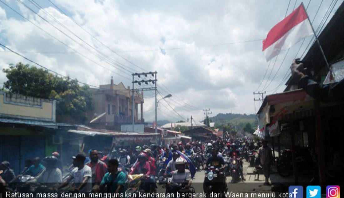 Ratusan massa dengan menggunakan kendaraan bergerak dari Waena menuju kota Jayapura. - JPNN.com