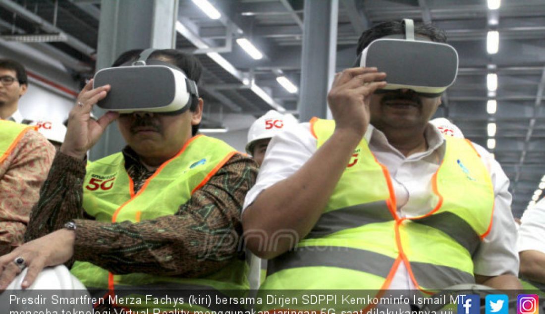 Presdir Smartfren Merza Fachys (kiri) bersama Dirjen SDPPI Kemkominfo Ismail MT mencoba teknologi Virtual Reality menggunakan jaringan 5G saat dilakukannya uji coba di Marundra Refinery PT Smart, Senin (19/8). - JPNN.com