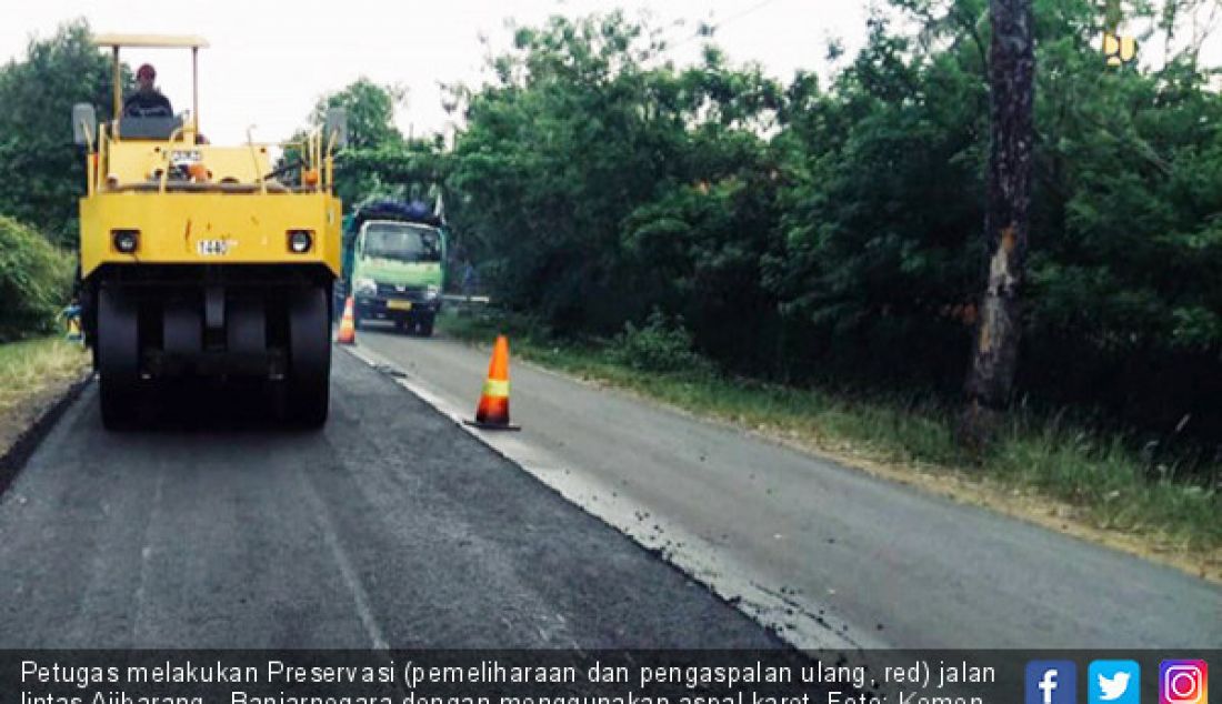 Petugas melakukan Preservasi (pemeliharaan dan pengaspalan ulang, red) jalan lintas Ajibarang - Banjarnegara dengan menggunakan aspal karet. - JPNN.com