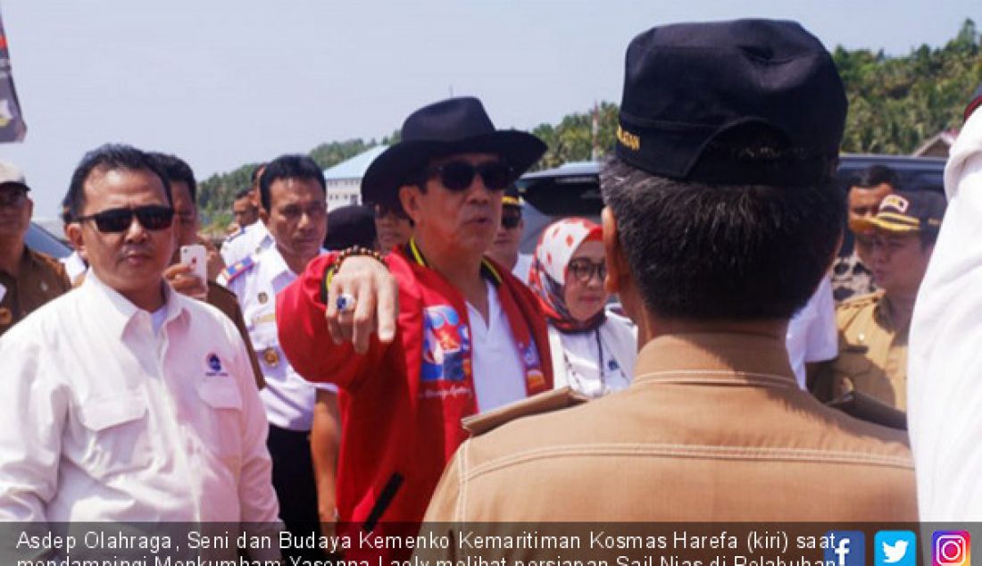 Asdep Olahraga, Seni dan Budaya Kemenko Kemaritiman Kosmas Harefa (kiri) saat mendampingi Menkumham Yasonna Laoly melihat persiapan Sail Nias di Pelabuhan Teluk Dalam, Nias Selatan, Senin (19/8). - JPNN.com