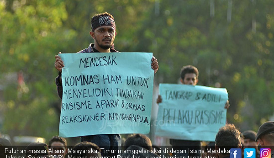 Puluhan massa Aliansi Masyarakat Timur memggelar aksi di depan Istana Merdeka, Jakarta, Selasa (20/8). Mereka menuntut Presiden Jokowi bersikap tegas atas insiden di Jatim. - JPNN.com
