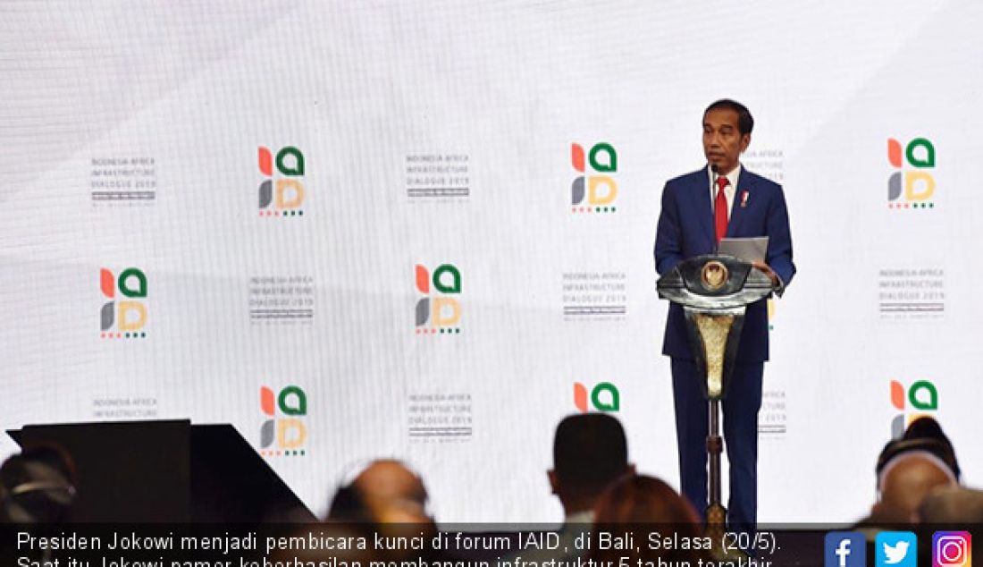 Presiden Jokowi menjadi pembicara kunci di forum IAID, di Bali, Selasa (20/5). Saat itu Jokowi pamer keberhasilan membangun infrastruktur 5 tahun terakhir. - JPNN.com
