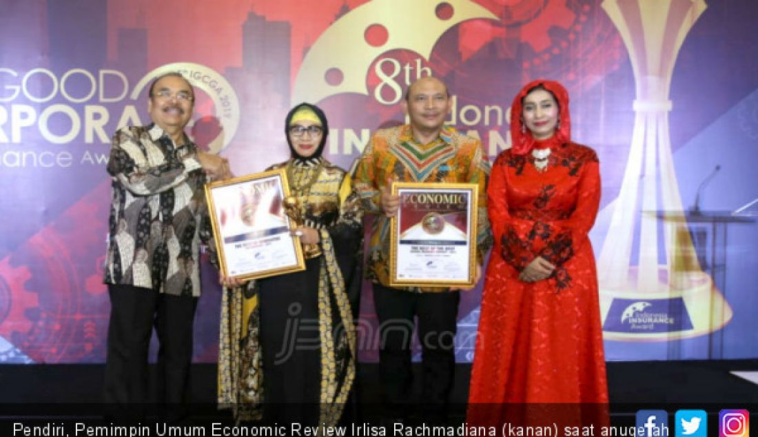 Pendiri, Pemimpin Umum Economic Review Irlisa Rachmadiana (kanan) saat anugerah Indonesia Insurance Award-VIII-2019, Jakarta, Jumat (23/8). - JPNN.com