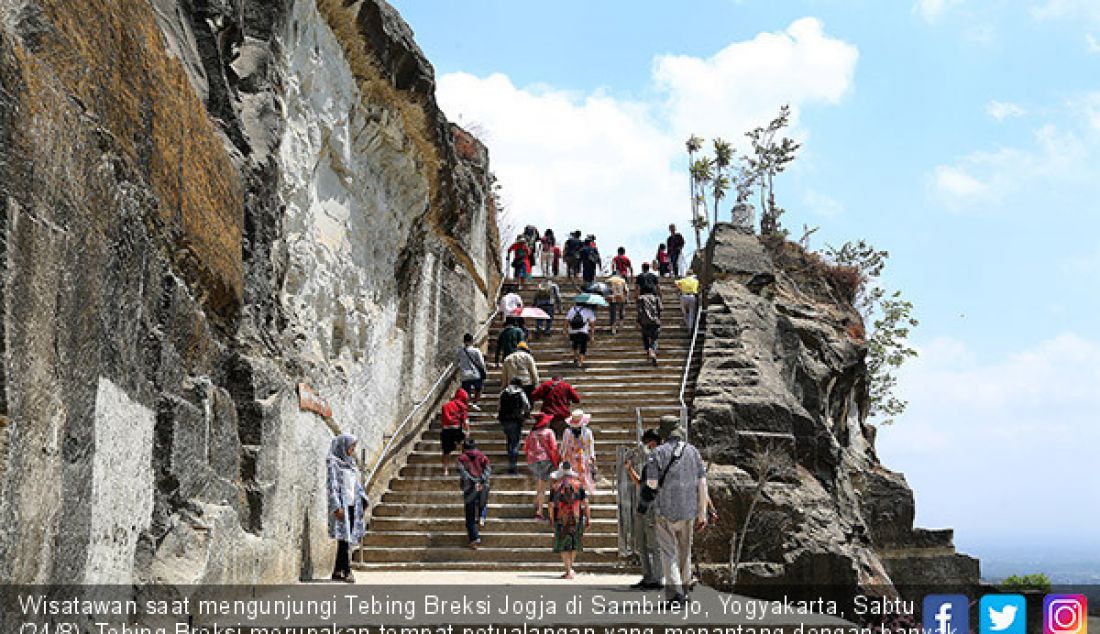 Wisatawan saat mengunjungi Tebing Breksi Jogja di Sambirejo, Yogyakarta, Sabtu (24/8). Tebing Breksi merupakan tempat petualangan yang menantang dengan banyak tempat berfoto yang unik dan menarik. - JPNN.com