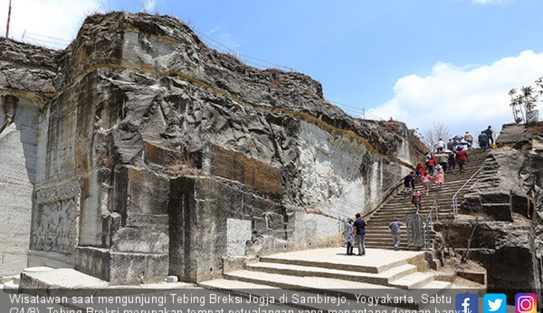 Wisatawan saat mengunjungi Tebing Breksi Jogja di Sambirejo, Yogyakarta, Sabtu (24/8). Tebing Breksi merupakan tempat petualangan yang menantang dengan banyak tempat berfoto yang unik dan menarik. - JPNN.com