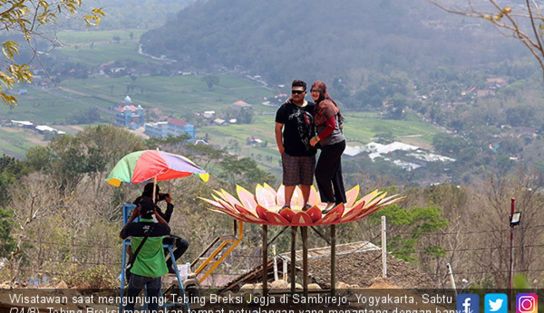 Wisatawan saat mengunjungi Tebing Breksi Jogja di Sambirejo, Yogyakarta, Sabtu (24/8). Tebing Breksi merupakan tempat petualangan yang menantang dengan banyak tempat berfoto yang unik dan menarik. - JPNN.com