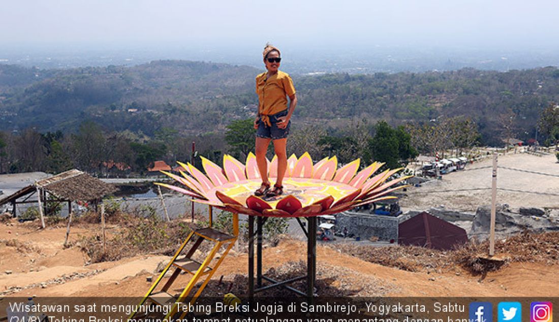 Wisatawan saat mengunjungi Tebing Breksi Jogja di Sambirejo, Yogyakarta, Sabtu (24/8). Tebing Breksi merupakan tempat petualangan yang menantang dengan banyak tempat berfoto yang unik dan menarik. - JPNN.com