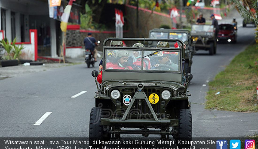 Wisatawan saat Lava Tour Merapi di kawasan kaki Gunung Merapi, Kabupaten Sleman, Yogyakarta, Minggu (25/8). Lava Tour Merapi merupakan wisata naik mobil Jeep menyusuri bekas aliran lahar pasca letusan Gunung Merapi. - JPNN.com