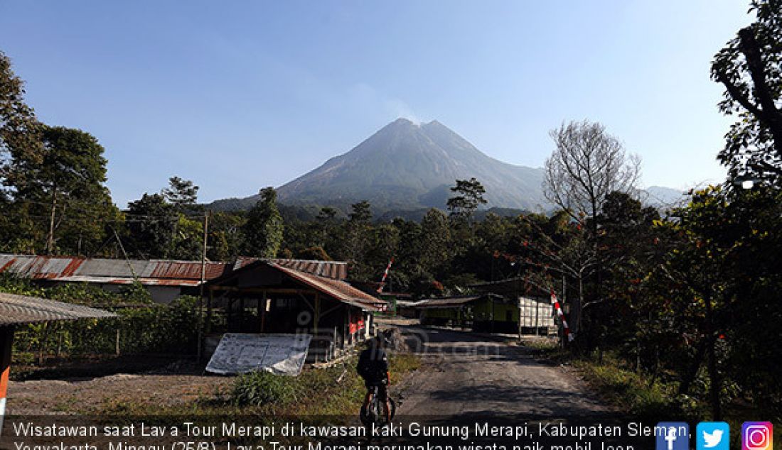 Wisatawan saat Lava Tour Merapi di kawasan kaki Gunung Merapi, Kabupaten Sleman, Yogyakarta, Minggu (25/8). Lava Tour Merapi merupakan wisata naik mobil Jeep menyusuri bekas aliran lahar pasca letusan Gunung Merapi. - JPNN.com