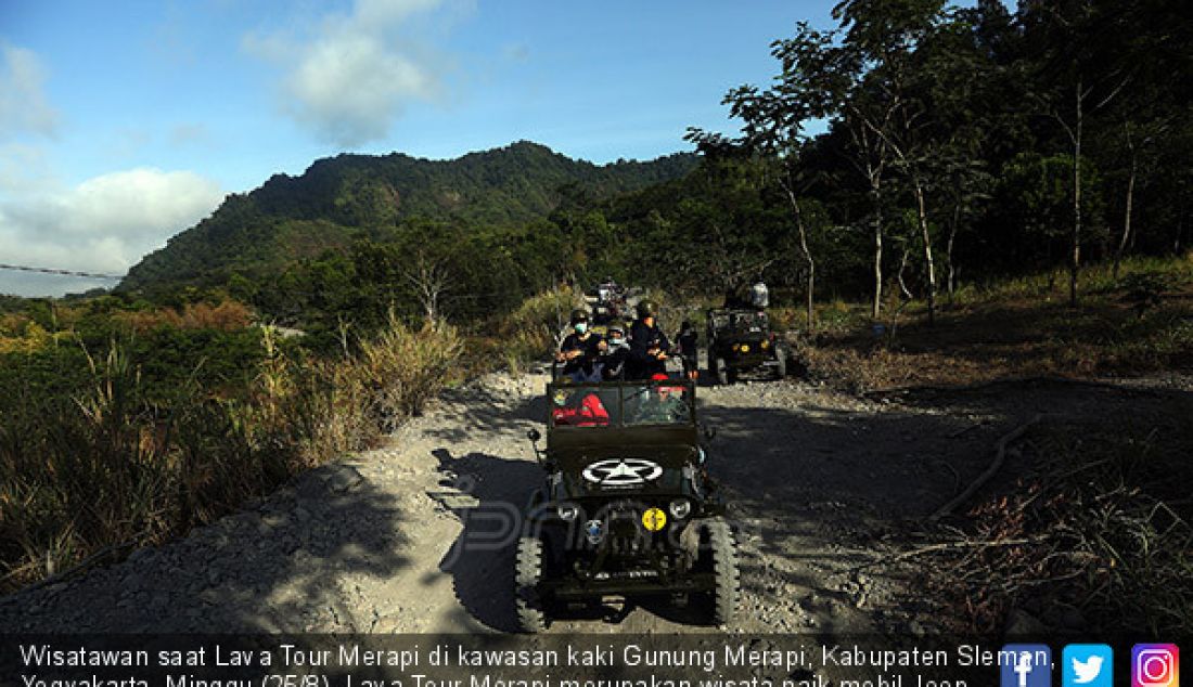 Wisatawan saat Lava Tour Merapi di kawasan kaki Gunung Merapi, Kabupaten Sleman, Yogyakarta, Minggu (25/8). Lava Tour Merapi merupakan wisata naik mobil Jeep menyusuri bekas aliran lahar pasca letusan Gunung Merapi. - JPNN.com