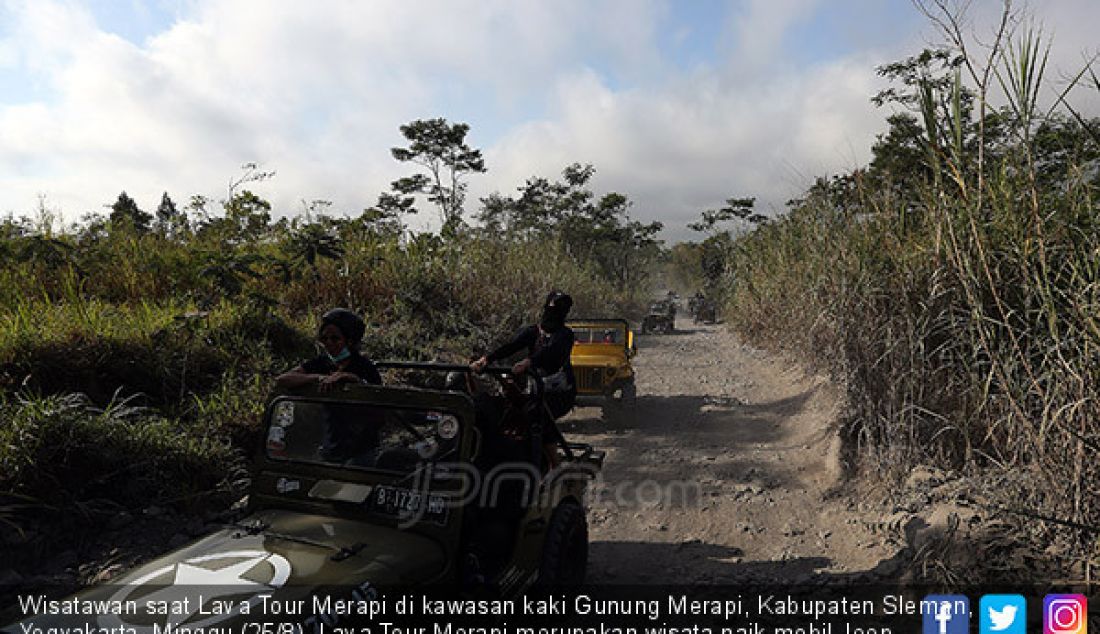 Wisatawan saat Lava Tour Merapi di kawasan kaki Gunung Merapi, Kabupaten Sleman, Yogyakarta, Minggu (25/8). Lava Tour Merapi merupakan wisata naik mobil Jeep menyusuri bekas aliran lahar pasca letusan Gunung Merapi. - JPNN.com