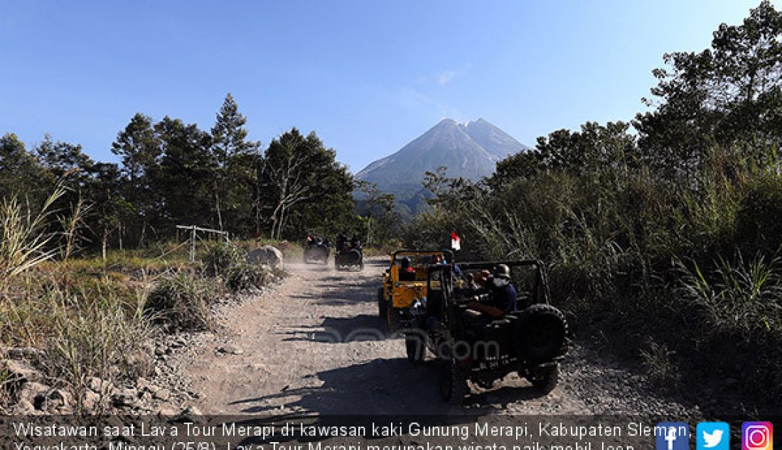 Wisatawan saat Lava Tour Merapi di kawasan kaki Gunung Merapi, Kabupaten Sleman, Yogyakarta, Minggu (25/8). Lava Tour Merapi merupakan wisata naik mobil Jeep menyusuri bekas aliran lahar pasca letusan Gunung Merapi. - JPNN.com