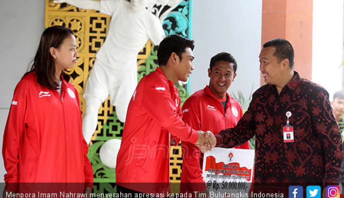 Menpora Imam Nahrawi menyerahan apresiasi kepada Tim Bulutangkis Indonesia peraih Juara Dunia BWF 2019, Jakarta, Rabu (28/8). - JPNN.com