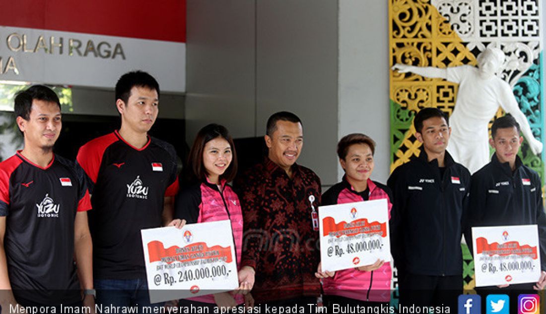 Menpora Imam Nahrawi menyerahan apresiasi kepada Tim Bulutangkis Indonesia peraih Juara Dunia BWF 2019, Jakarta, Rabu (28/8). - JPNN.com