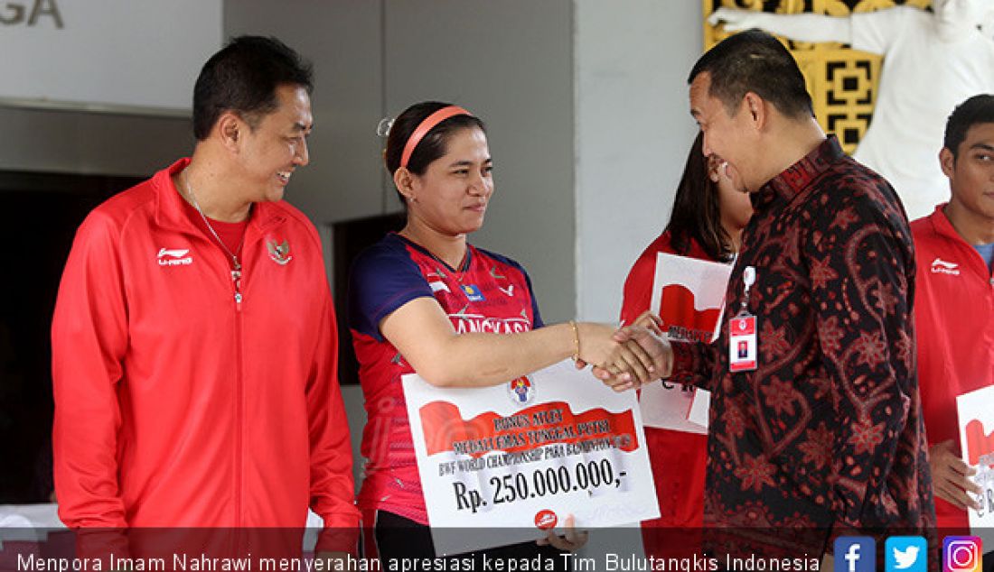 Menpora Imam Nahrawi menyerahan apresiasi kepada Tim Bulutangkis Indonesia peraih Juara Dunia BWF 2019, Jakarta, Rabu (28/8). - JPNN.com