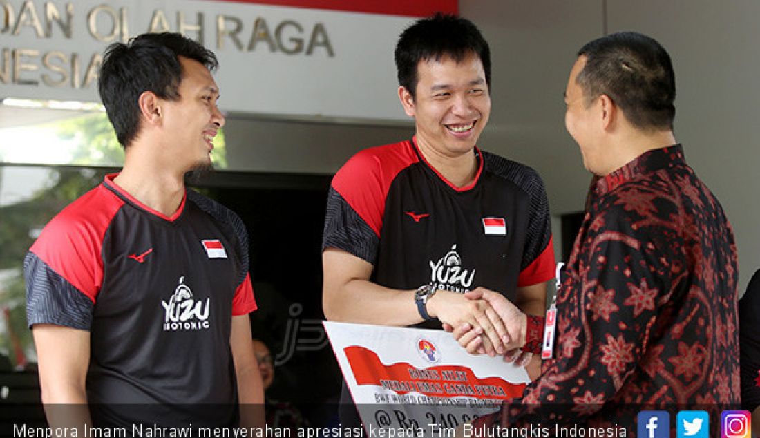 Menpora Imam Nahrawi menyerahan apresiasi kepada Tim Bulutangkis Indonesia peraih Juara Dunia BWF 2019, Jakarta, Rabu (28/8). - JPNN.com