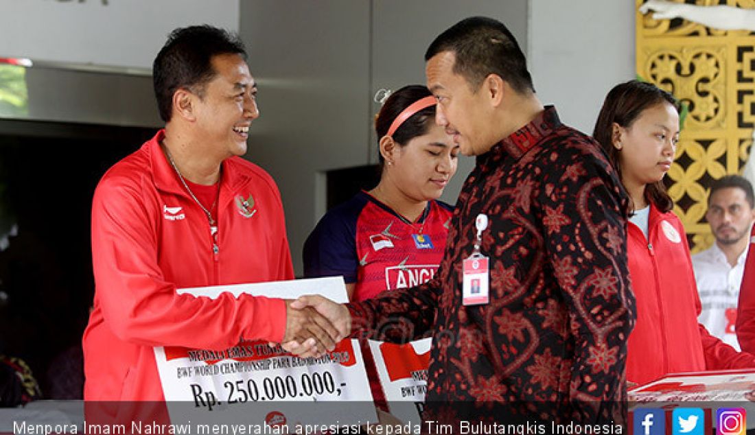 Menpora Imam Nahrawi menyerahan apresiasi kepada Tim Bulutangkis Indonesia peraih Juara Dunia BWF 2019, Jakarta, Rabu (28/8). - JPNN.com