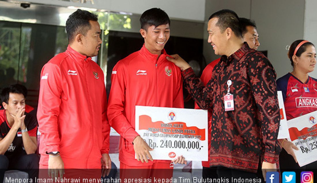 Menpora Imam Nahrawi menyerahan apresiasi kepada Tim Bulutangkis Indonesia peraih Juara Dunia BWF 2019, Jakarta, Rabu (28/8). - JPNN.com